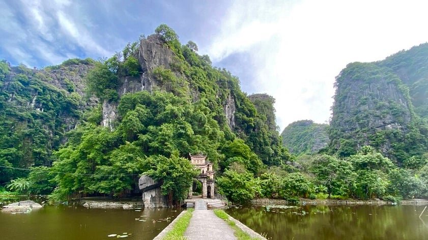 Bich Dong Pagoda 